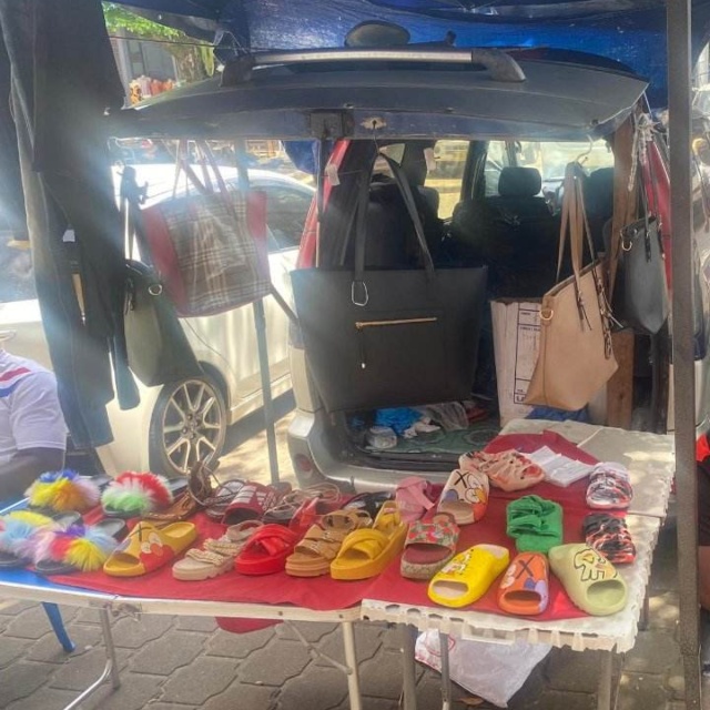 Verkoop binnenstad &mdash; Tassen, slippers en meer